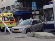 بالصور: إصابة متوسطة لسائق بحادث طرق بين حافلة ومركبة وسط يافا